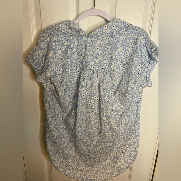 NWT Blue & White Daisy Print Blouse - Picture 2 of 5